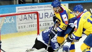 Zawodnik TatrySki Podhala Nowy Targ Siergiej Ogrodnikow (C) pokonuje bramkarza Automatyki Tomasza Witkowskiego 