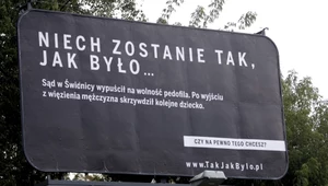 Czarno-biały billboard na jednej z warszawskich ulic, będący elementem rządowej kampanii informacyjnej o kierunkach zmian podstawy funkcjonowania Rzeczpospolitej Polskiej