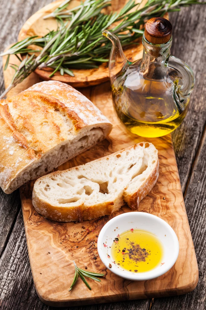 Chleb z oliwą smakuje wyśmienicie