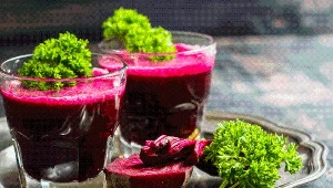 Ten czerwony napój pomaga także w chorobach serca i nadciśnieniu.