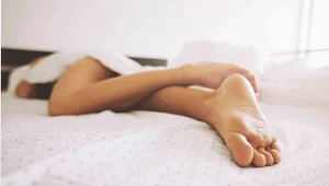 Pierwsze objawy zespołu niespokojnych nóg mogą pojawić się ok. 20. roku życia, a nasilają się po 50.