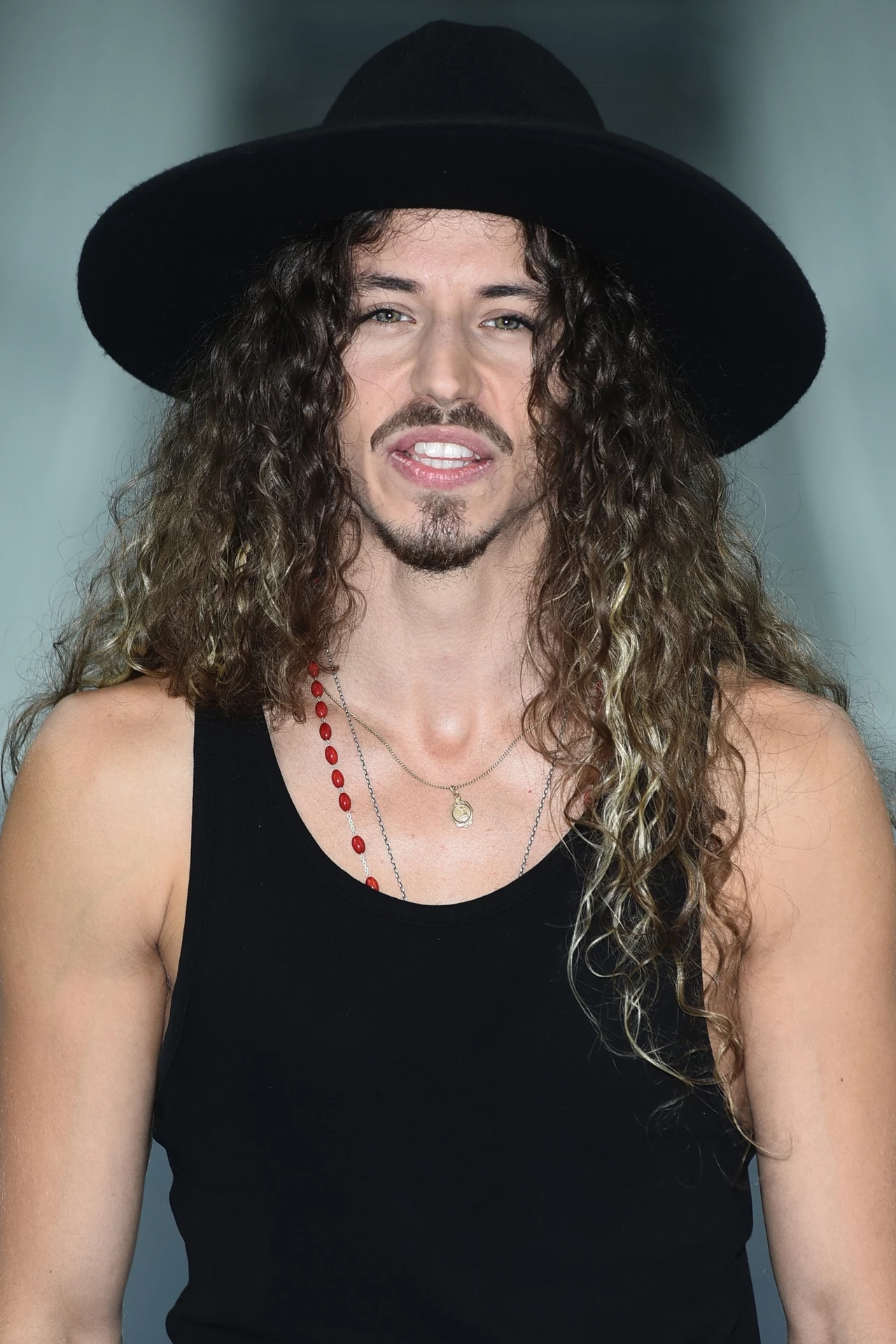 Michał Szpak jest znany ze swoich loków. Tym razem postawił na proste włosy Michał Szpak jest znany ze swoich loków. Tym razem postawił na proste włosy