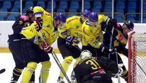 Bramkarz Tauronu KH GKS Katowice Kamil Kosowski (#31) w akcji podczas meczu z PGE Orlikiem Opole