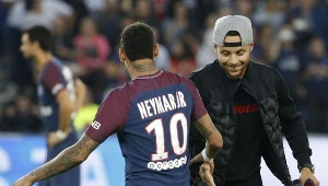 Koszykarz Stephen Curry (z prawej) wita się z Neymarem