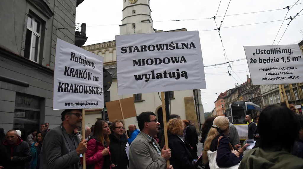 W Krakowie odbył się protest przeciw likwidacji 3 tys. miejsc parkingowych