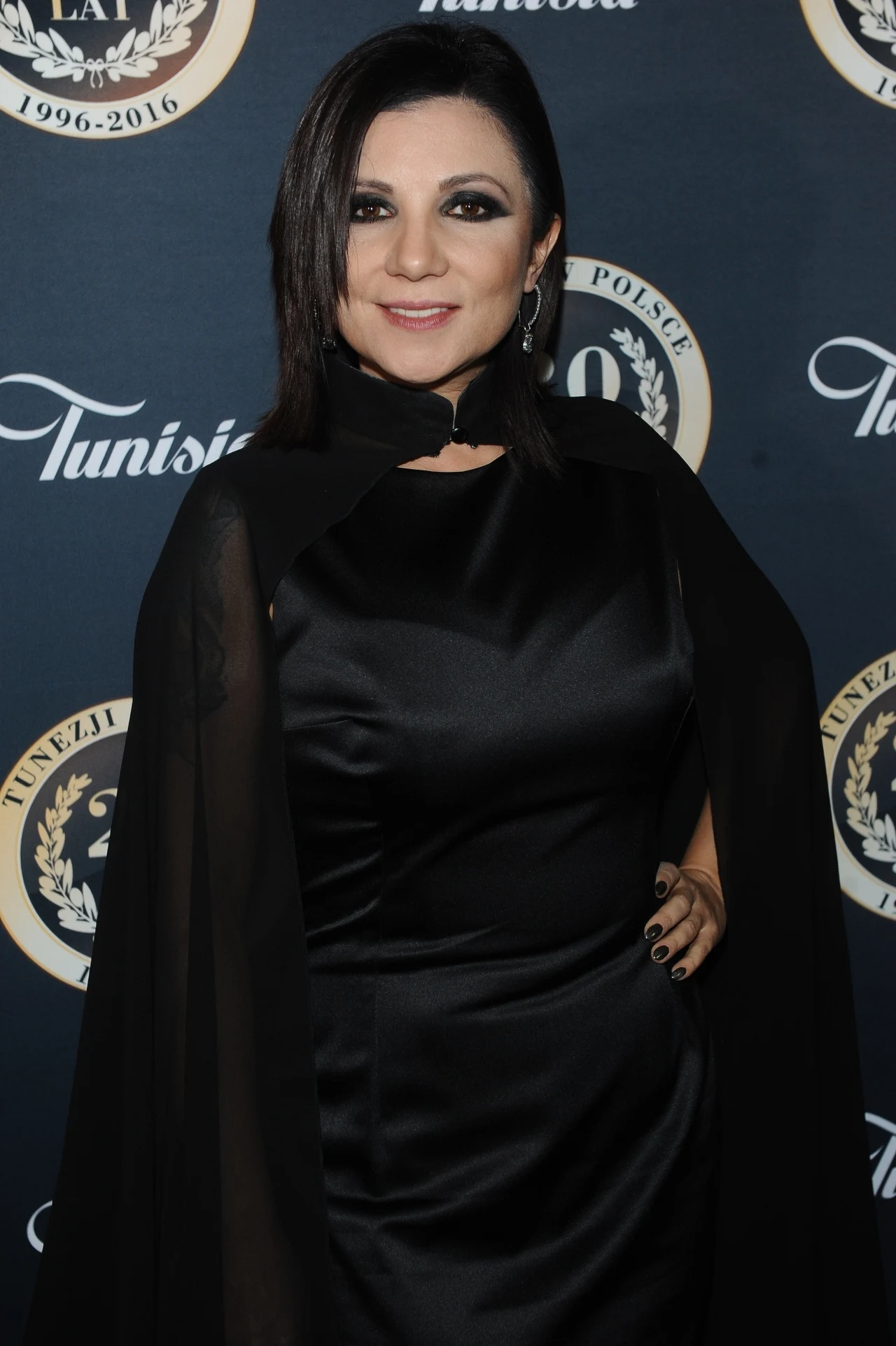 Rok temu z kolei nosiła ciemne włosy