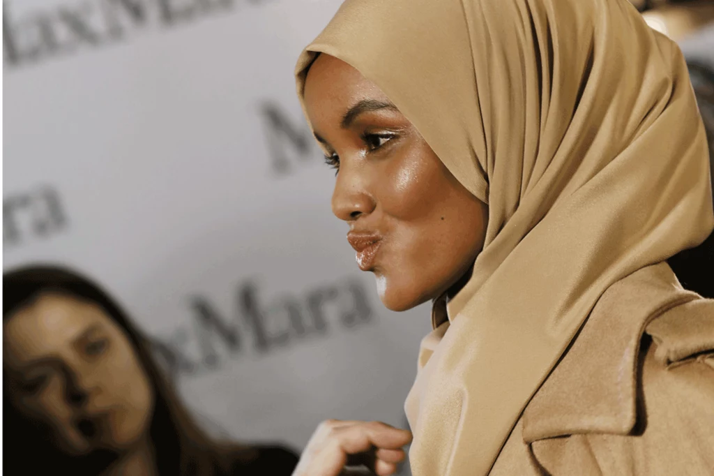 Halima Aden przed pokazem MaxMary podczas Tygodnia Mody w Mediolanie