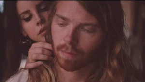 Lana Del Rey i Eðvarð Egilsson w teledysku "White Mustang"