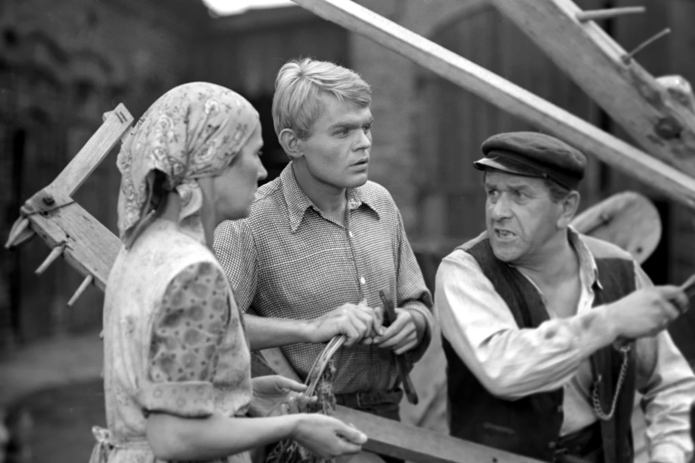 W filmie "Sami swoi" w postaci walczących ze sobą rodzin Pawlaków i Kargulów wcielili się aktorzy: Maria Zbyszewska wystąpiła jako Mania Pawlak - żona Kazimierza, Halina Buyno jako Aniela Kargulowa - żona Władysława, Ilona Kuśmierska jako Jadźka Pawlakowa - córka Kargula oraz Jerzy Janeczek jako Witia Pawlak - syn Kazimierza.

Na zdjęciu: Maria Zbyszewska (Mania Pawlak), Jerzy Janeczek (Witia Pawlak) i Wacław Kowalski (Kazimierz Pawlak)