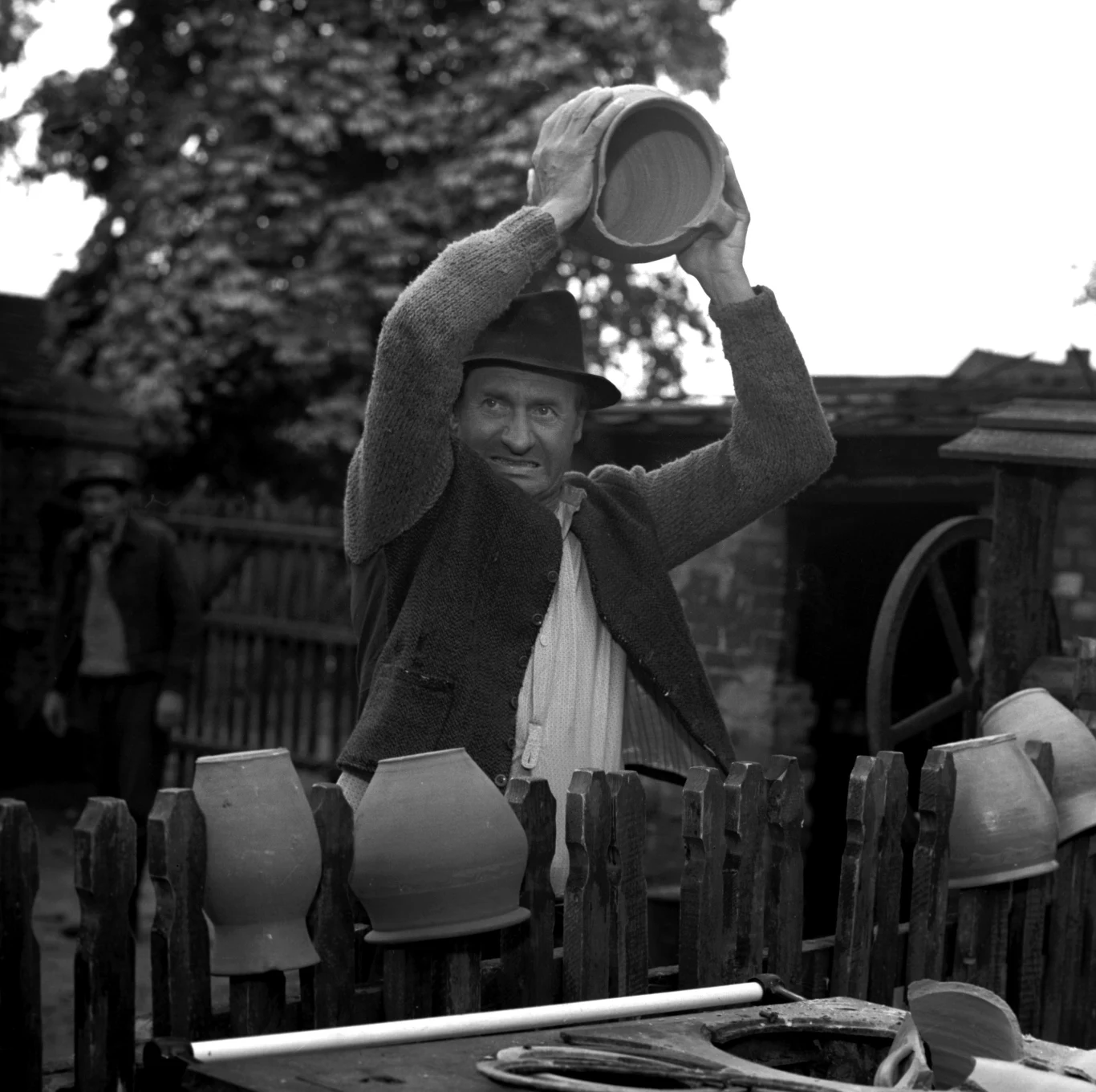 Kluczem do sukcesu okazali się aktorzy - Władysław Hańcza (Kargul) i Wacław Kowalski (Pawlak).
"Hańcza był przeciwwagą dla szalejącego na planie Kowalskiego. To Wacek Kowalski przekonał nas do dialektu. On, niegdyś nauczyciel na Kresach, świetnie znał tamten język, jego muzykę i zaśpiewy. Władysław Hańcza nie mógł opanować tego w czasie kręcenia 'Samych swoich'. Nie wiedziałem, jak mu powiedzieć, że będę musiał podłożyć cudzy głos, bo nie chciałem go urazić. Gdy nagrywaliśmy podsynchrony Hańcza się rozchorował. Dialogi Kargula przejął nieżyjący już dziś Bolesław Płotnicki" - przyznał w jednym z wywiadów Chęciński.

Na zdjęciu: Władysław Hańcza (Kargul)