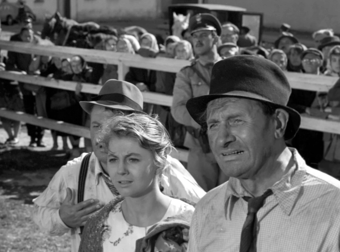 Twórca filmu przyznał po latach, że nigdy nie spodziewał się takiego sukcesu.
"Bardzo chciałem, aby to było śmieszne. Humor w tym filmie polegał na prawdzie. Ludzi, sytuacji, rozmów, zachowań. (...) Zaczęto mnie pytać, dlaczego nie robię drugiej części" - mówił Chęciński.
Na kontynuację losów Kargulów i Pawlaków reżyser zdecydował się dopiero po siedmiu latach. Postawił jednak warunek, że będzie i trzeci film, rewizyta bohaterów w USA, gdzie zawsze bardzo chciał pojechać.
"Liczyłem, że wizja kosztów takiego filmu przerazi mocodawców i dadzą mi spokój. Powiedziałem: 'Albo jeszcze dwa, albo żaden'. A oni się - o dziwo - zgodzili, więc powstały 'Nie ma mocnych' (1974) i 'Kochaj albo rzuć' (1977)" - opowiadał reżyser.

Na zdjęciu: Ilona Kuśmierska (Jadźka, córka Kargula) i Władysław Hańcza (Kargul)