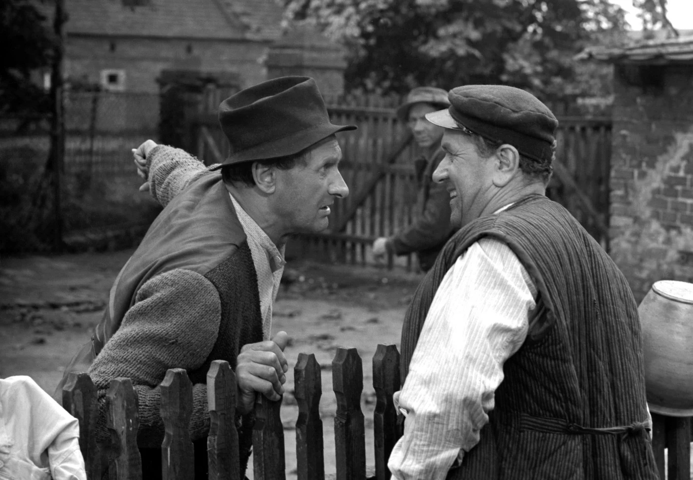 Kiedy Sylwester Chęciński realizował w 1967 roku "Samych swoich", nikt nie przypuszczał, że powstaje jedna z najbardziej lubianych przez widzów komedii w historii polskiego kina. 15 września 2017 roku mija 50 lat od premiery kultowej produkcji o rodzinach Pawlaków i Kargulów, którzy latem 1945 roku przybywają zza Buga na Ziemie Odzyskane.

Na zdjęciu: Władysław Hańcza (Władysław Kargul) i Wacław Kowalski (Kazimierz Pawlak)