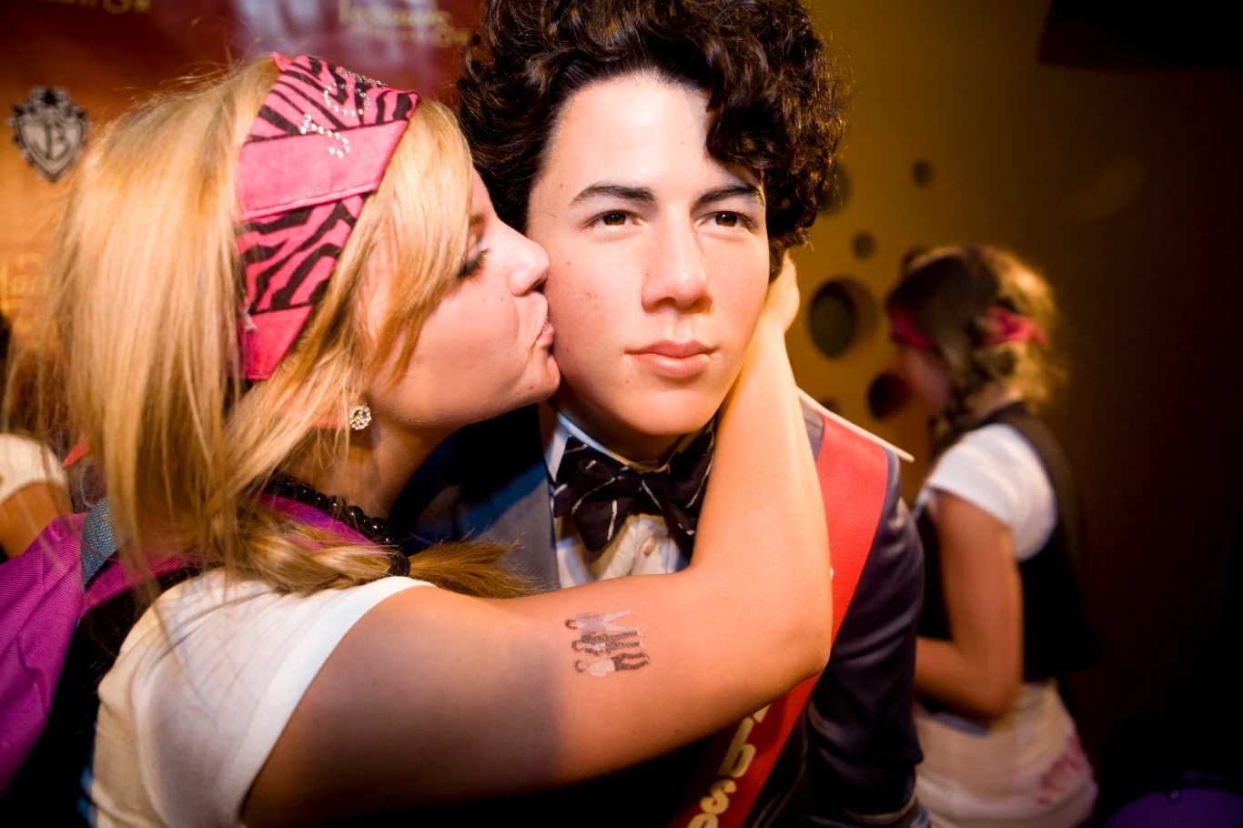 Nick zakłada własną grupę Nick Jonas & the Administration, z którą nie odnosi sukcesów na miarę swojego poprzedniego zespołu. W 2010 powstaje "Camp Rock 2: Wielki Finał" z udziałem muzyka. Wokalista pojawia się również w epizodycznych rolach w amerykańskich serialach. W 2012 roku bracia Jonas ogłaszają wielki powrót i wydanie piątego albumu. Publikują dwa single zapowiadające płytę, ale trasa koncertowa Jonas Brothers zostaje w ostatniej chwili odwołana. Ze względu na "różnice artystyczne" i "zgrzyty w zespole" bracia oficjalnie się rozstają i kończą działalność grupy. Początkowo noszący z braćmi "pierścień czystości" Nick Jonas z czasem stał się symbolem seksu. Na swoich listach najseksowniejszych ludzi na świecie umieścili go m.in. "People", "OK!" czy stacja radiowa Capital FM. Na zdjęciu 13-letnia fanka Kristen Warlitner całuje figurę woskową Nicka w Madame Tussauds w Waszyngtonie (2008 r.).