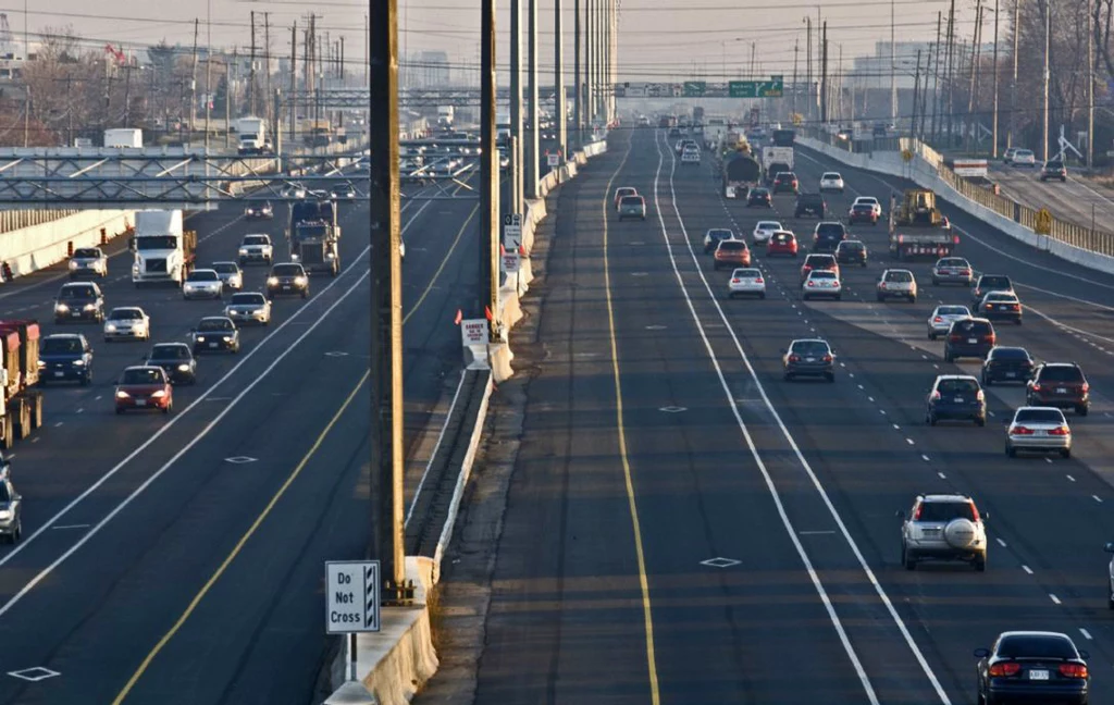 Autostrada w USA, a przy lewej krawędzi HOV, czyli pas dla aut, w których jedzie ktoś więcej, niż tylko kierowca