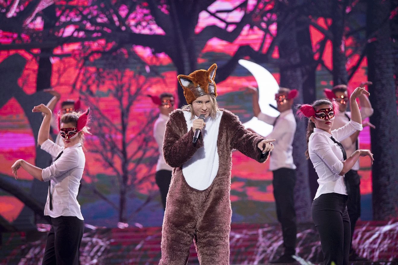 Ola Gintrowska zamieniła się w jednego z członków grupy Ylvis i wykonała utwór "The Fox (What Does the Fox Say?)" - Obawiałam się, że w wykonaniu kobiety to nie ma szans się udać. A się udało (…) Świetny występ. On był pojechany kompletnie, bo taki powinien być - mówiła Kasia Skrzynecka.