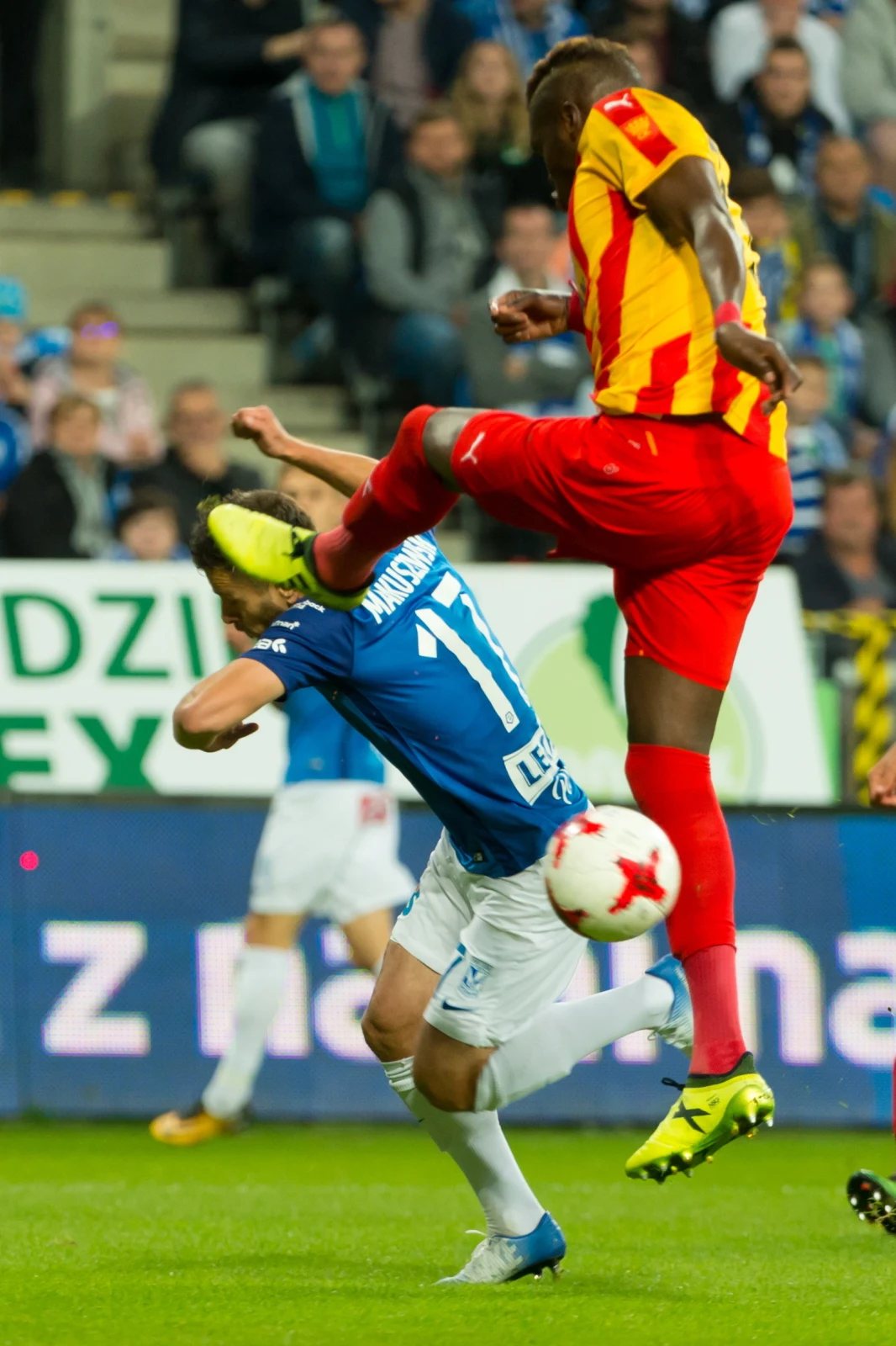Piłkarz Lecha Poznań Maciej Makuszewski (L) i Elhadji Pape Djibril Diaw (P) z Korony Kielce Piłkarz Lecha Poznań Maciej Makuszewski (L) i Elhadji Pape Djibril Diaw (P) z Korony Kielce