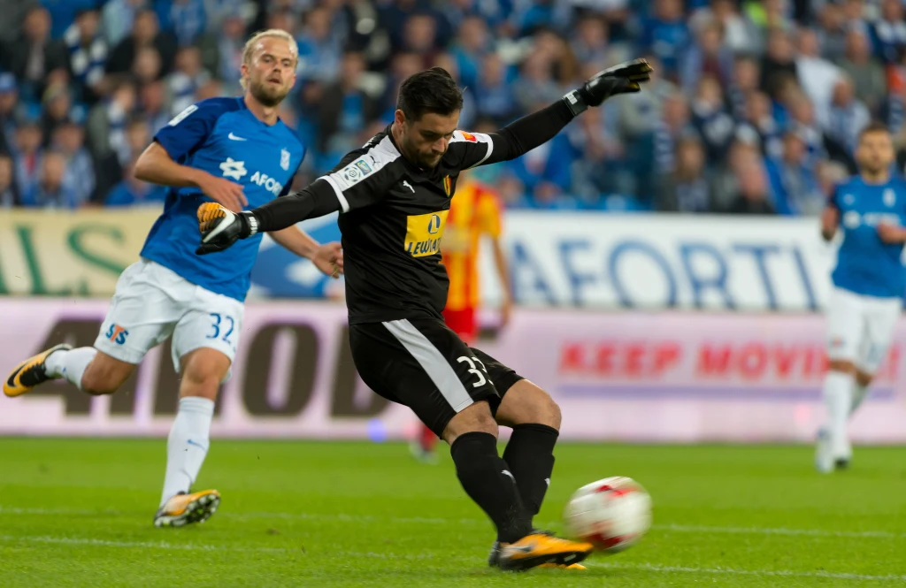 Piłkarz Lecha Poznań Christian Gytkjaer (L) i bramkarz Korony Kielce Zlatan Alomerović Piłkarz Lecha Poznań Christian Gytkjaer (L) i bramkarz Korony Kielce Zlatan Alomerović