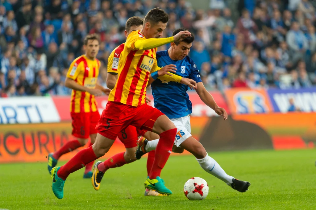 Piłkarz Lecha Poznań Vernon De Marco (P) i Adnan Kovacević (L) z Korony Kielce Piłkarz Lecha Poznań Vernon De Marco (P) i Adnan Kovacević (L) z Korony Kielce