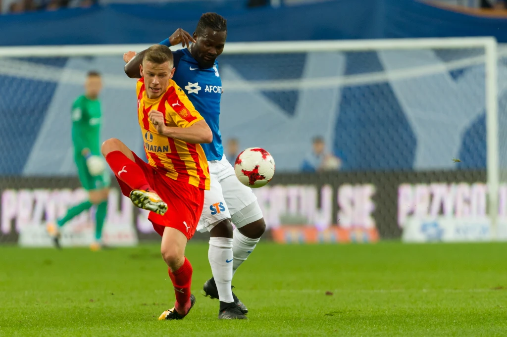 Piłkarz Lecha Poznań Abdul Aziz Tetteh (P) i Jakub Żubrowski (L) z Korony Kielce Piłkarz Lecha Poznań Abdul Aziz Tetteh (P) i Jakub Żubrowski (L) z Korony Kielce