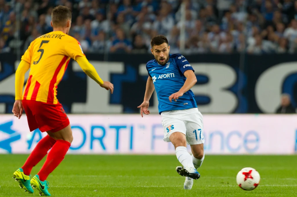 Piłkarz Lecha Poznań Maciej Makuszewski (P) i Adnan Kovacević (L) z Korony Kielce Piłkarz Lecha Poznań Maciej Makuszewski (P) i Adnan Kovacević (L) z Korony Kielce