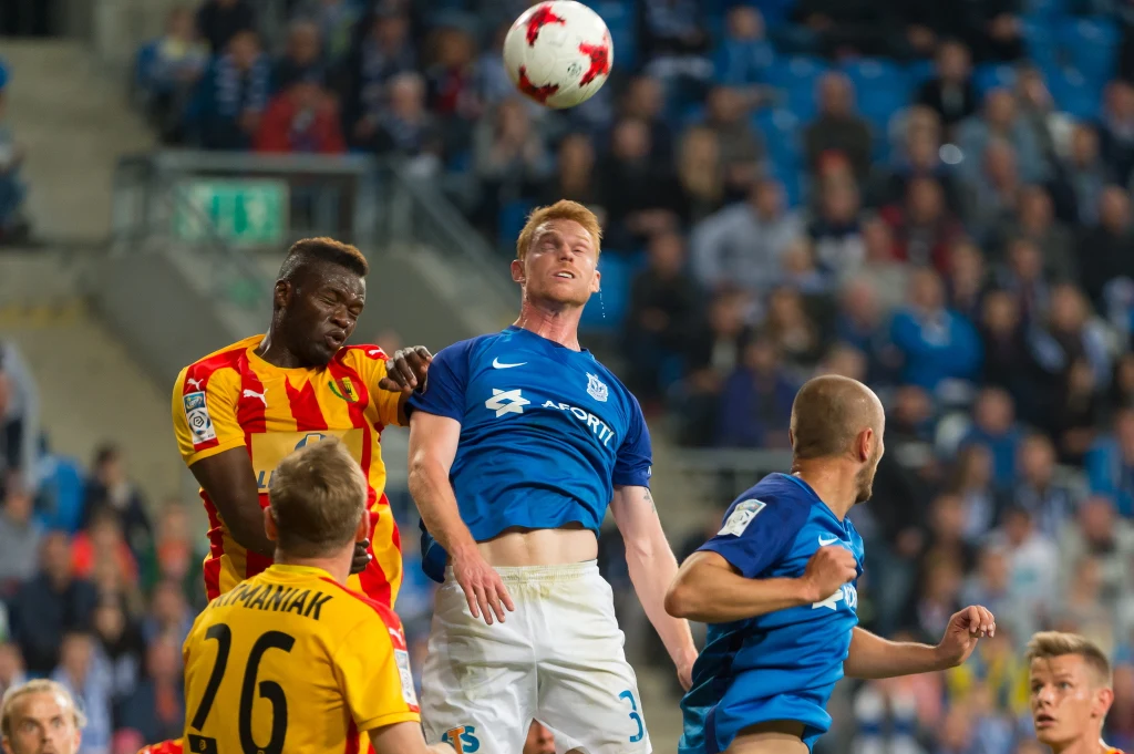 Piłkarz Lecha Poznań Lasse Nielsen (C) i Elhadji Pape Djibril Diaw (L) z Korony Kielce Piłkarz Lecha Poznań Lasse Nielsen (C) i Elhadji Pape Djibril Diaw (L) z Korony Kielce