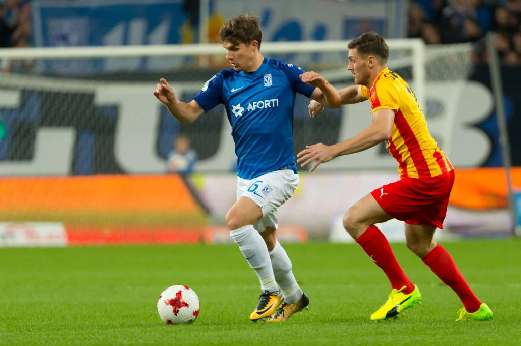 Piłkarz Lecha Poznań Mario Situm (L) i Michał Gardawski (P) z Korony Kielce Piłkarz Lecha Poznań Mario Situm (L) i Michał Gardawski (P) z Korony Kielce