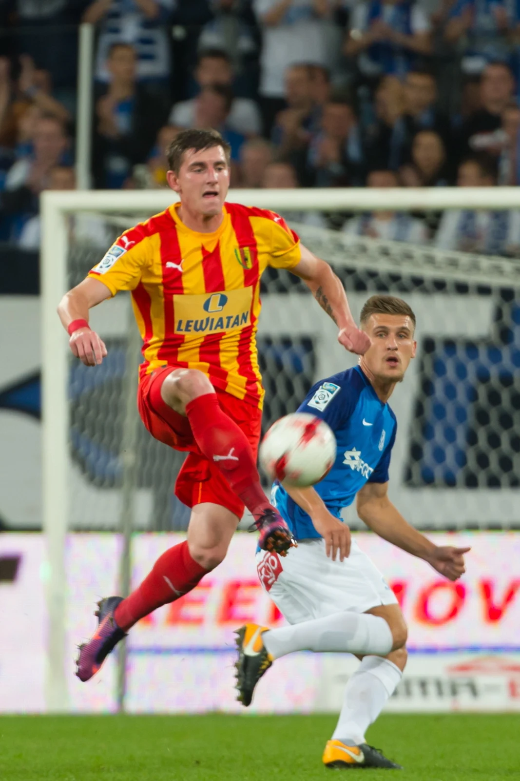 Piłkarz Lecha Poznań Emil Dilaver (P) i Jacek Kiełb (L) z Korony Kielce Piłkarz Lecha Poznań Emil Dilaver (P) i Jacek Kiełb (L) z Korony Kielce