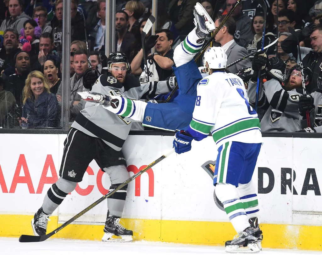 Tak Los Angeles Kings i Vancouver Canuks walczyły 4 marca 2017 r. Andy Andreoff #15 z Kings atakuje przy bandzie Jaysona Megnę #46 z Vancouver.