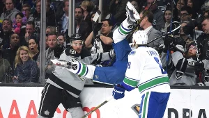Tak Los Angeles Kings i Vancouver Canuks walczyły 4 marca 2017 r. Andy Andreoff #15 z Kings atakuje przy bandzie Jaysona Megnę #46 z Vancouver.