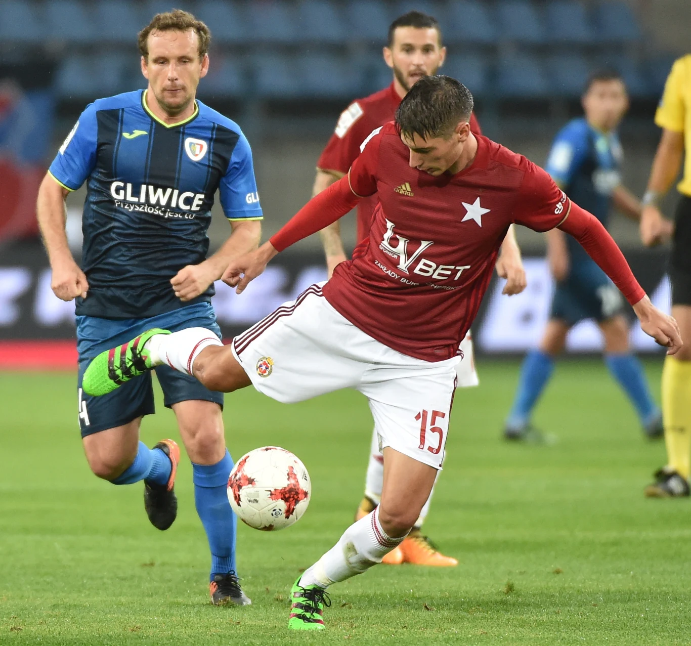 Piłkarz Wisły Kraków Zoran Arsenic (P) i Konstantin Wasiljew (L) z Piasta Gliwice