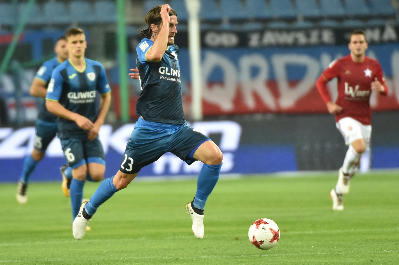 Piłkarz Piasta Gliwice Stojan Vranjeś (C)