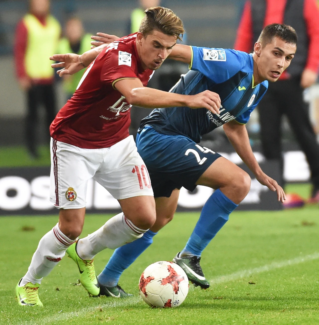 Piłkarz Wisły Kraków Carlos Lopez (L) i Dario Rugasevic (P) z Piasta Gliwice