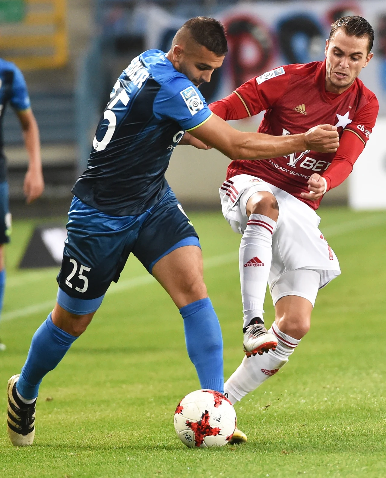 Piłkarz Wisły Kraków Jesus Imaz (P) i Aleksandar Sedlar (L) z Piasta Gliwice