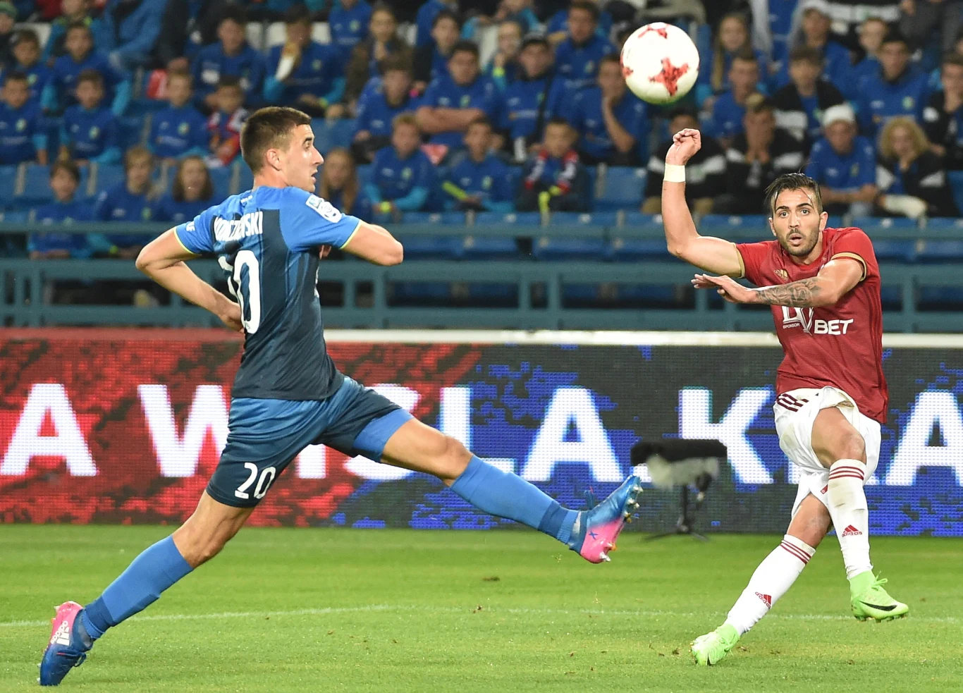 Piłkarz Wisły Kraków Ze Manuel (P) i Martin Konczkowski (L) z Piasta Gliwice