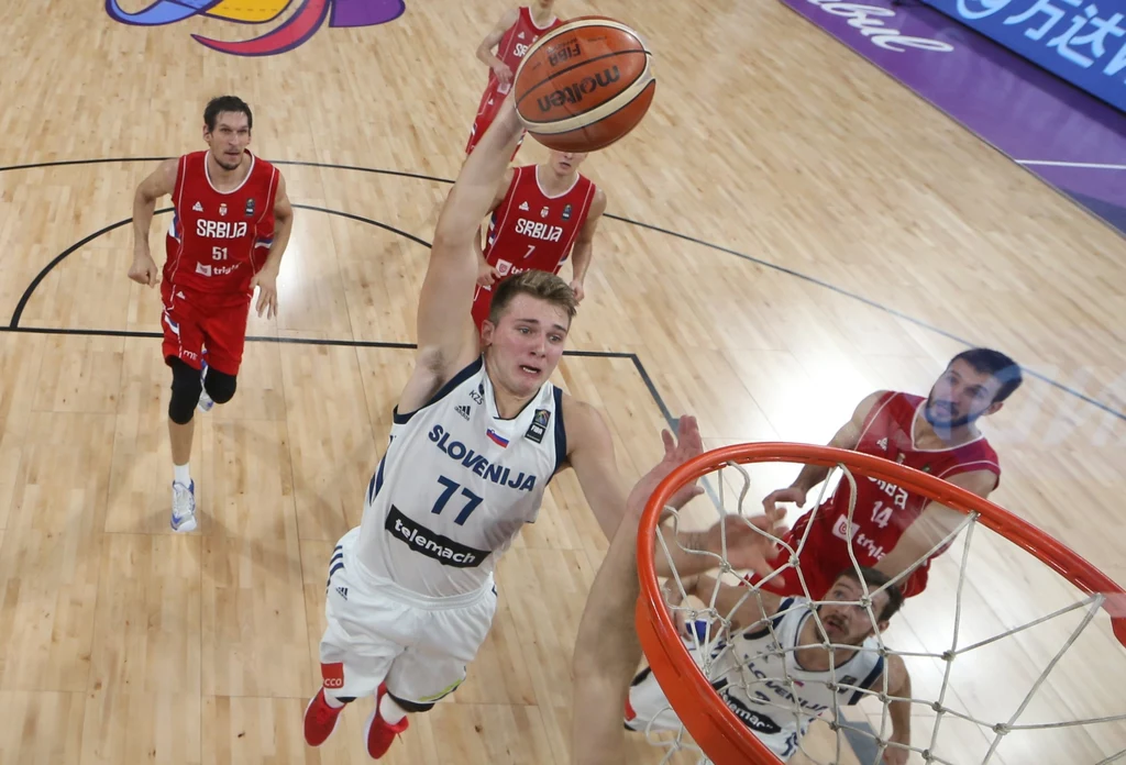 Słoweniec Luka Doncić podczas meczu z Serbią w finale ME Słoweniec Luka Doncić podczas meczu z Serbią w finale ME