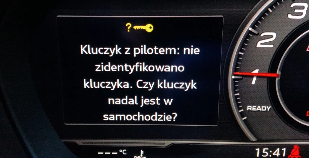 Samochód, kiedy nie wykryje kluczyka, będzie jechał dalej, wyświetlając tylko stosowny komunikat. Jeśli jednak go zgasimy, już nie zapali.