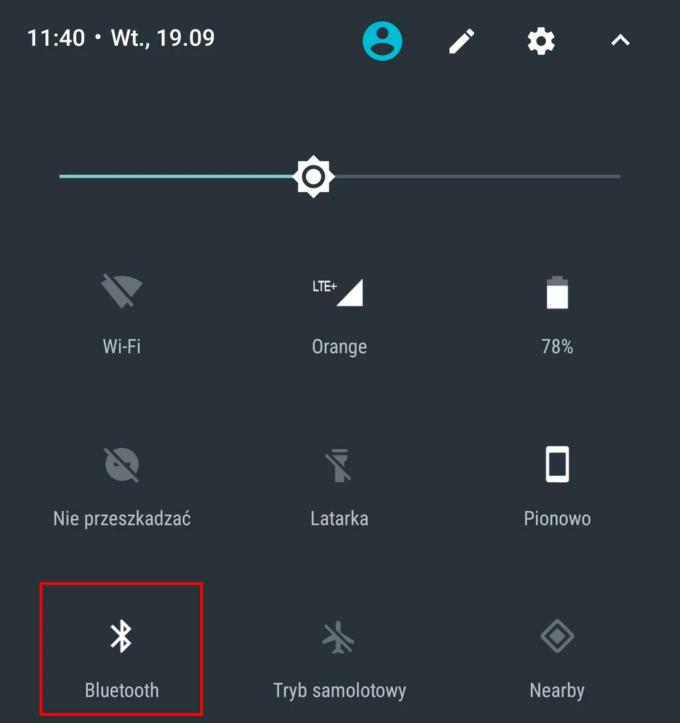 Jak wyłączyć Bluetooth w smartfonie z Androidem? Dotknąć palcem góry ekranu telefonu, a potem przeciągnąć w dół. W opcjach znajdziemy Bluetooth - wybrać, a potem wyłączyć