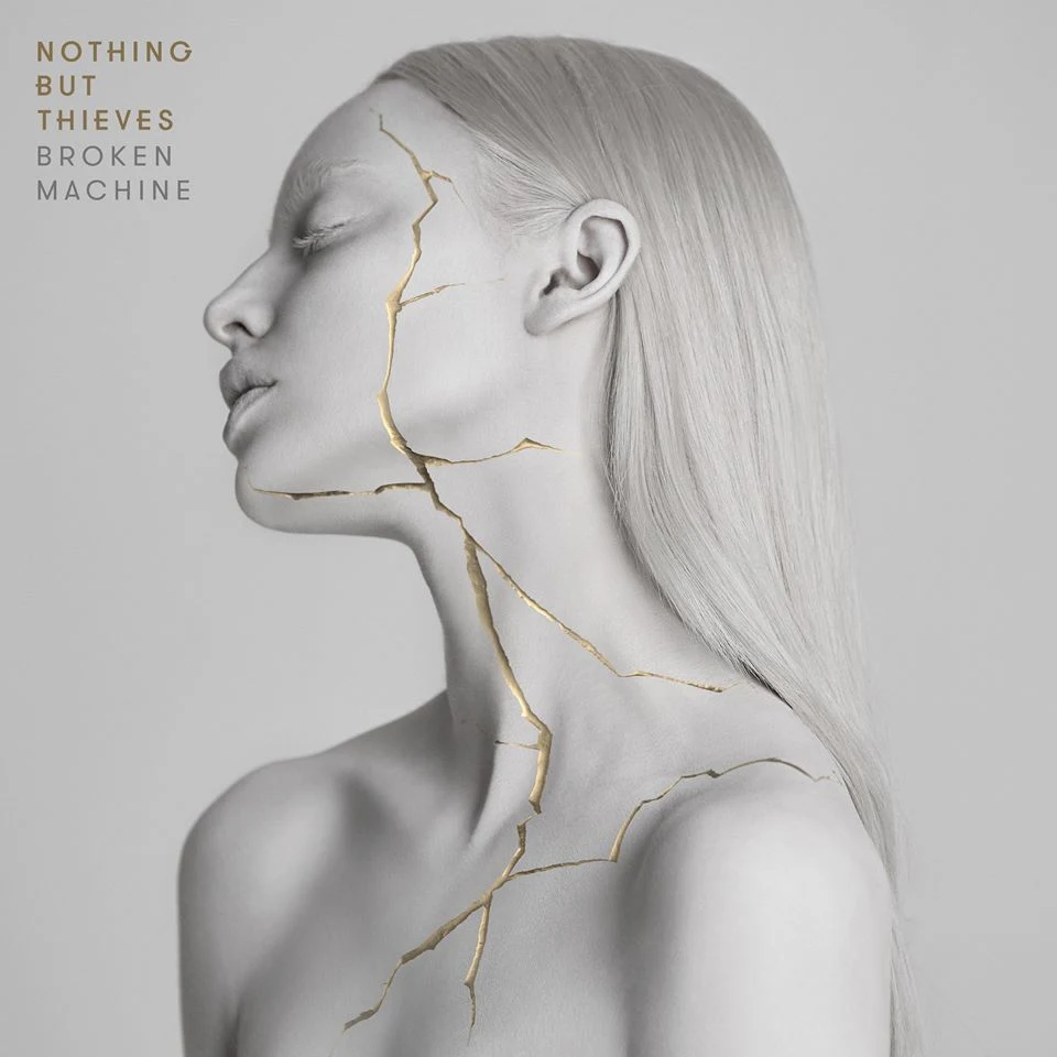 "Broken Machine" to zbiór niepozbawiony istotnych znaczeń i nawiązań do aktualnych wątków politycznych czy społecznych "Broken Machine" to zbiór niepozbawiony istotnych znaczeń i nawiązań do aktualnych wątków politycznych czy społecznych