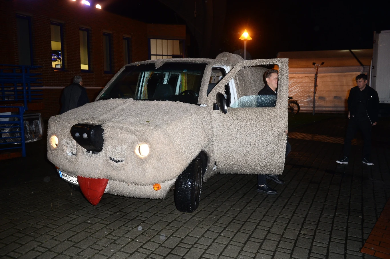 Jeśli nie głosem, to chociaż wozem - tak Antek Smykiewicz zwracał na siebie uwagę w Opolu