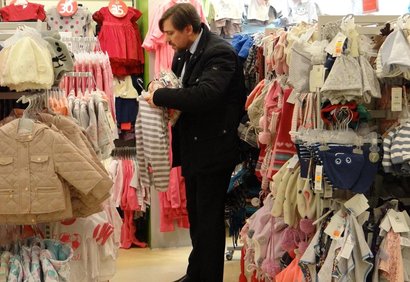 Tomasz Kaczmarek ("agent Tomek") na zakupach Tomasz Kaczmarek ("agent Tomek") na zakupach