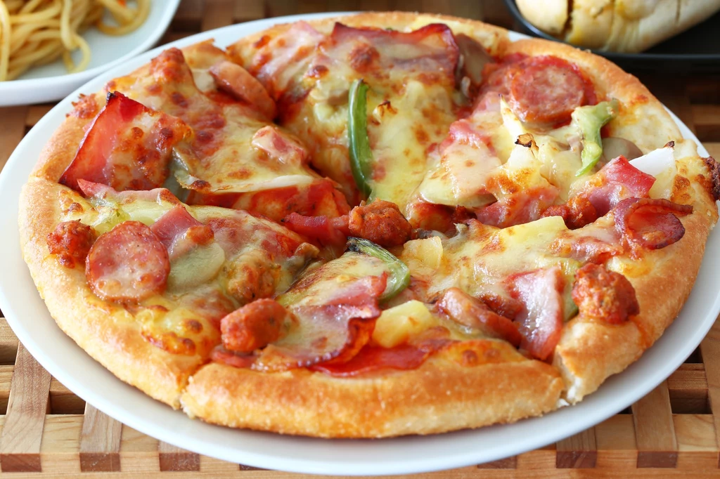 Śmietanowa pizza z szynką Śmietanowa pizza z szynką
