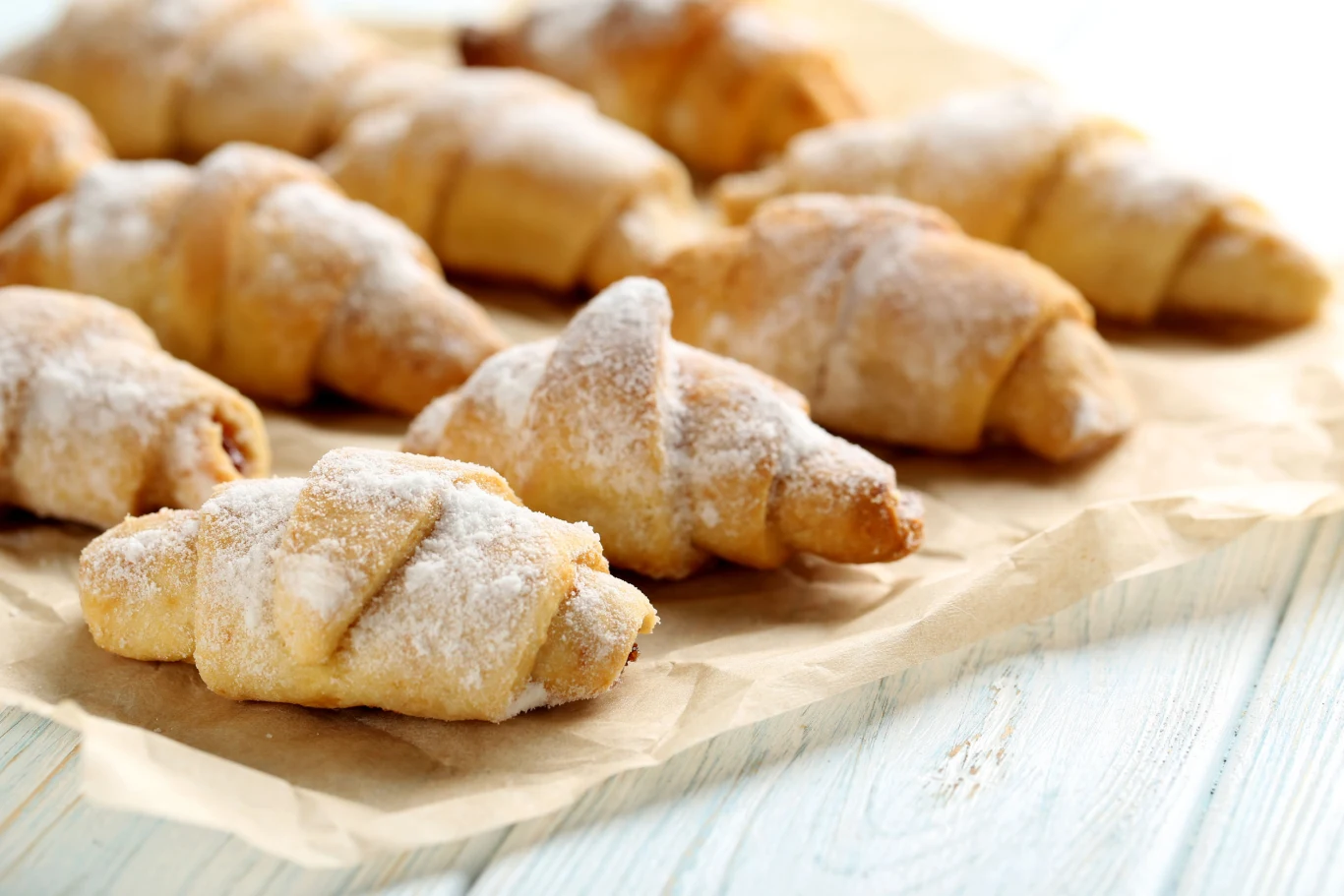 Kruche rogaliki z marmoladą z tego przepisu posmakują każdemu. Kruche rogaliki z marmoladą z tego przepisu posmakują każdemu.