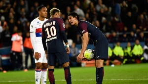 Neymar i Edinson Cavani pokłócili się podczas meczu z Olympique Lyon