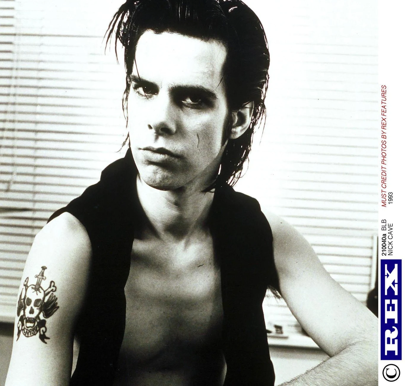 22 września 2017 roku Nick Cave kończy 60 lat. Z tej okazji prezentujemy galerię starych fotografii australijskiego muzyka. Zobaczcie, jak kiedyś wyglądał "Książę ciemności". Cave znany jest przede wszystkim z występów w zespole Nick Cave and the Bad Seeds, ale zanim to się stało, Australijczyk założył zespół The Boys Next Door, który później zmienił nazwę na The Birthday Party. Grupa przetrwała aż do 1984 roku, a po jej rozwiązaniu Nick Cave oraz inny jej członek – Mick Harvey zainicjowali zespół Nick Cave and the Bad Seeds. Formacja zdobyła rozgłos na całym świecie, do czego mocno przyczyniła się zwłaszcza płyta "Murder Ballads" z 1996 roku. To na niej znalazły się duety Cave’a stworzone z wokalistkami. Jedną z nich była Brytyjka PJ Harvey, która zaśpiewała w piosence "Henry Lee". Drugi utwór – nagrany z australijską aktorką i piosenkarką Kylie Minogue – "Where the Wild Roses Grow" stał się jednym z największych przebojów grupy. Przy muzycznym portfolio Nicka Cave’a wspomnieć należy również o jego pobocznym projekcie Grinderman stworzonym w 2006 roku wraz z kilkoma kolegami z zespołu (Warren Ellis, Martyn P. Casey, Jim Sclavunos). Współpraca ta zaowocowała dwoma albumami. 