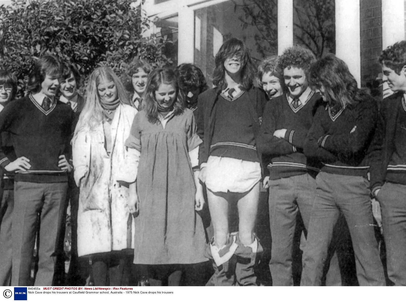 To zdjęcie pochodzi z 1975 roku. Na fotografii z kolegami i koleżankami ze szkoły średniej Nick Cave opuścił spodnie, co – jak widać – wzbudziło niemałe zainteresowanie… 