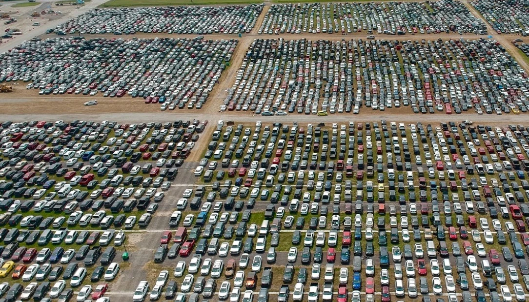 Jedno z miejsc zbiórek zniszczonych samochodów Jedno z miejsc zbiórek zniszczonych samochodów