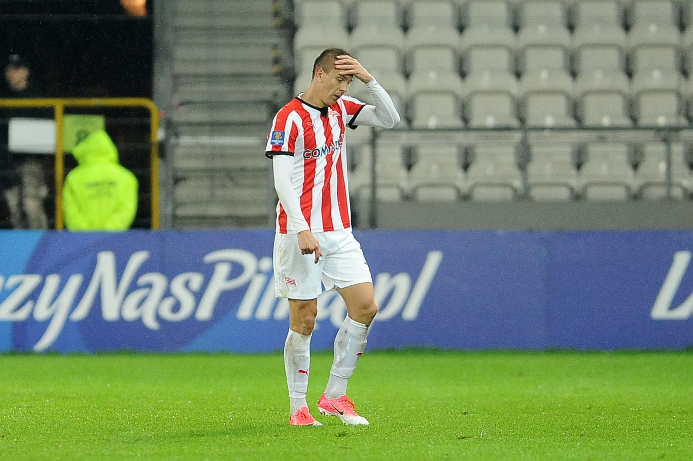 Ołeksij Dytiatjew schodzi z boiska po obejrzeniu czerwonej kartki Ołeksij Dytiatjew schodzi z boiska po obejrzeniu czerwonej kartki