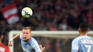 Kamil Glik uprzedził obrońcę Lille Yassina Benzię.