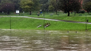 Wisła zalała aleje na Zakolu pod Wawelem