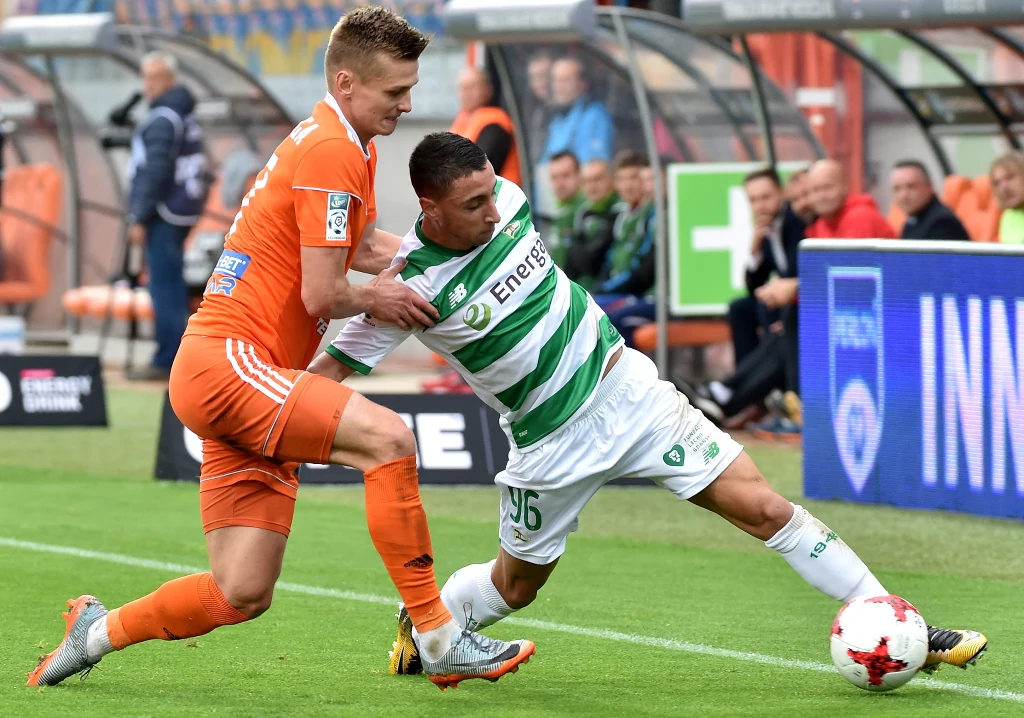 Piłkarz Bruk-Betu Termaliki Nieciecza Bartosz Szeliga (L) i Joao Oliviera z Lechii Gdańsk Piłkarz Bruk-Betu Termaliki Nieciecza Bartosz Szeliga (L) i Joao Oliviera z Lechii Gdańsk